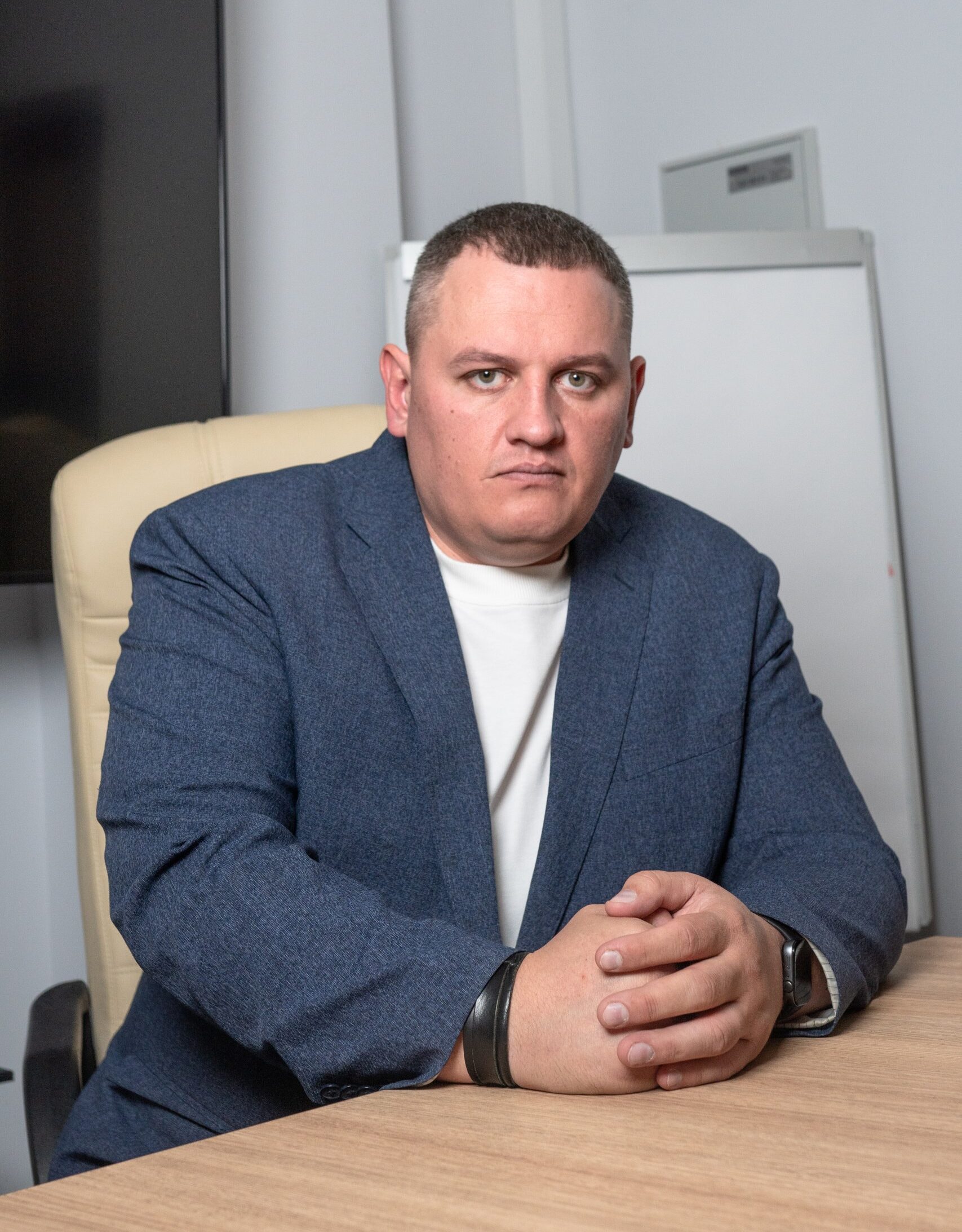 Александр Алгазин - стаж 23 года по отношению административных дел, ведущий автоюрист Симферополя